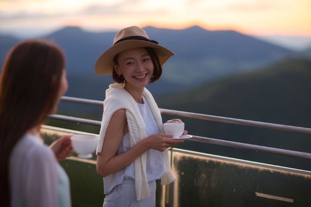 「てんぼうかふぇ」では、雲海や山々を眺めながら、雲海コーヒーやスープ、マフィンなどを味わえる