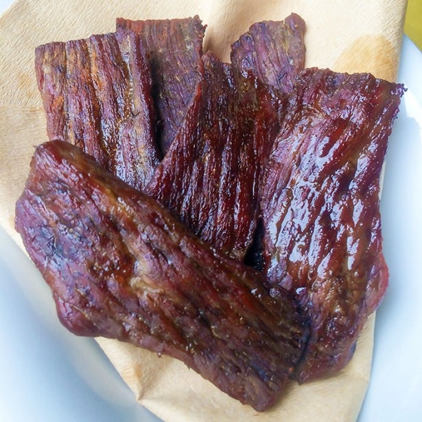 「手作りビーフジャーキー」は牛モモ肉を5mmの厚さに切ってオーブンで表裏焼くだけ！