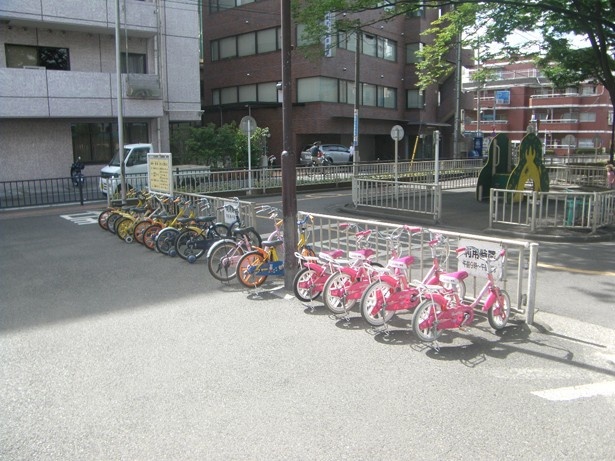【写真を見る】子供用自転車や三輪車も無料で貸し出し