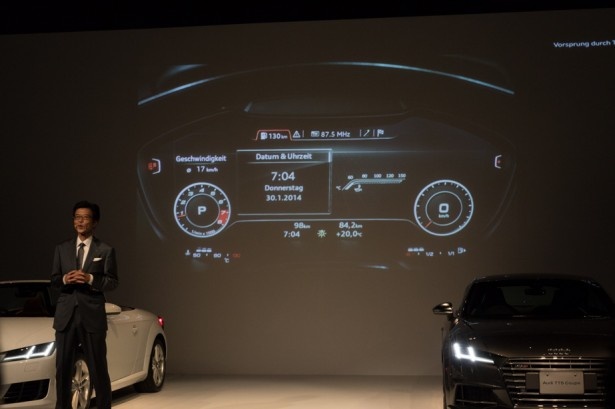 インパネ内のディスプレイであらゆる情報を表示する「Audiバーチャルコクピット」を説明する大喜多代表取締役社長