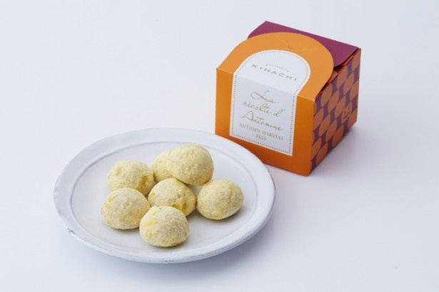 口の中でほろりと崩れる、スペインの伝統菓子を秋仕立てにした「オータムBOX ポルボロン かぼちゃ」(540円)