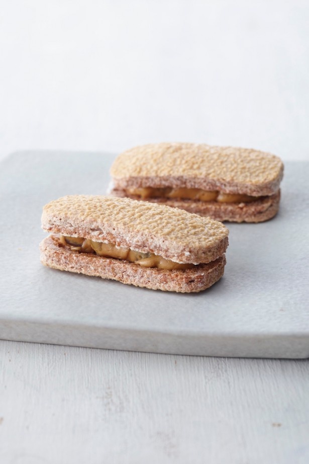 一つ一つ丁寧にさっくり焼き上げた「ダックバターサンド　熊本渋皮栗」(324円)