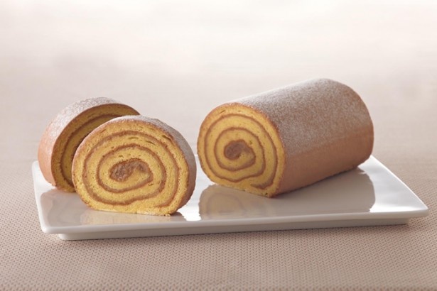 マロンペーストとホワイトチョコが香る「東京ショコラロール 栗」(1296円)は東京駅・羽田空港限定商品。