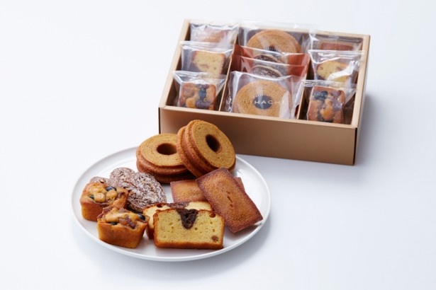 新作の「熊本栗と丹波黒豆のマドレーヌ」「いちじくとショコラのケーク」などが入った季節限定「オータムギフト 5種10個入」(2160円)