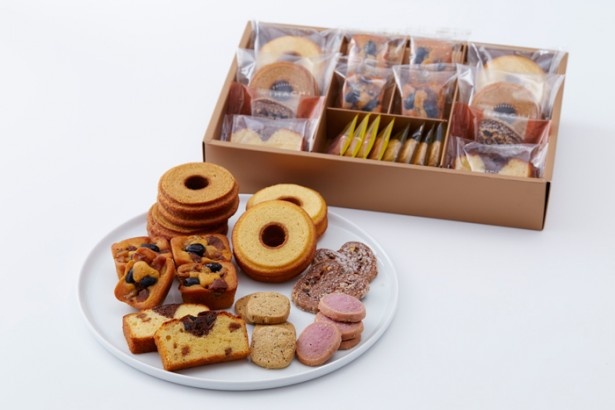 人気の焼き菓子と新作の秋スイーツが楽しめる「オータムギフト 7種20個入」(3240円)