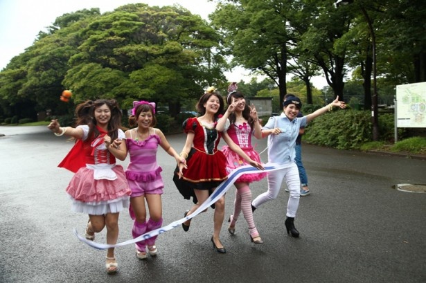 【写真を見る】「ハートの女王」や「魔女」のコスプレで仲間とランニング！
