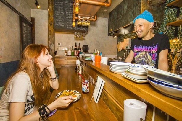 料理勉強家でもあるオーナー、ヤスナリオさんと談笑中