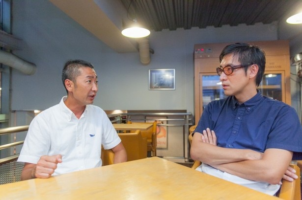 【写真を見る】小宮山編集長と松本ルキさんの対談は、小宮山編集長の幼稚園時代からの友人である山本英輔さんが手がける、原宿の人気カフェ「エコファーム カフェ 632」で実施