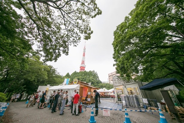 初日はオープンを待ちわびる人々で行列ができた