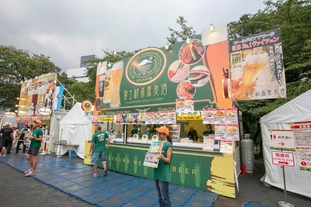 ソーセージの盛り合わせ「ヴルストプレート」(2600円)などを取りそろえるシルバンズは、緑色の看板が目印