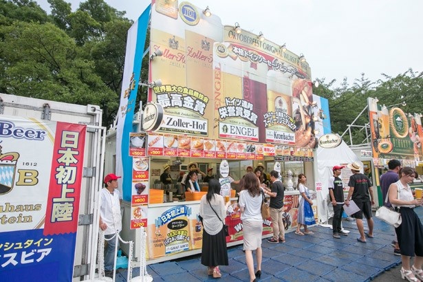 「ホフブロイ トラインシュタイン ヴァイス」(300ml・1200円)は、インフォメーションの横に出店している「オクトーバーフェスト オリジナルソーセージ＆ビール(アンドレア)」で販売