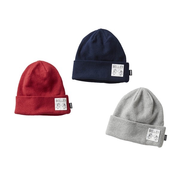 肌触りのいいニットキャップにはベルとスヌーピーのタグつき。atmos girls(アトモス ガールズ)の「Belle KNIT CAP」(5400円)