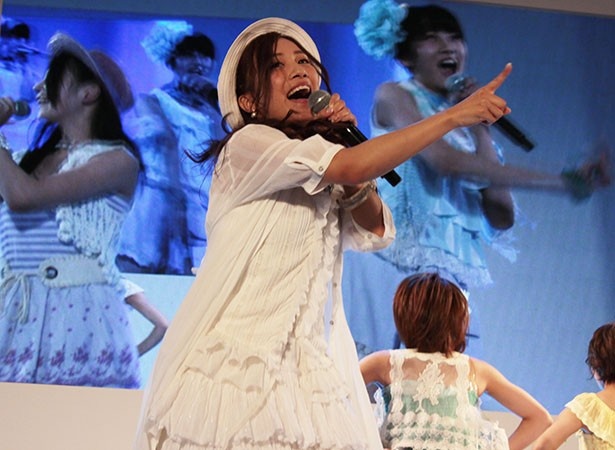 斉藤真木子は「ごめんねサマー」を白の衣装で歌う