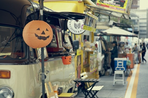 【写真を見る】キッチンカーにもさりげなくカボチャの装飾が。各店舗のハロウィン仕様のディスプレイを見るのも楽しい