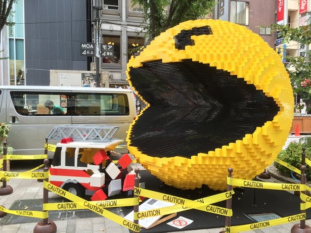【写真を見る】三井淳平がブロックで作り出すゲームキャラも必見。写真は巨大パックマン