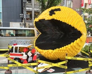 砂のゴジラが出現!?新宿でアートフェスタ開催