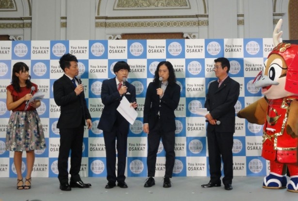 写真左から、福本愛菜さん、雨上がり決死隊、又吉直樹さん、松井大阪府知事、もずやん