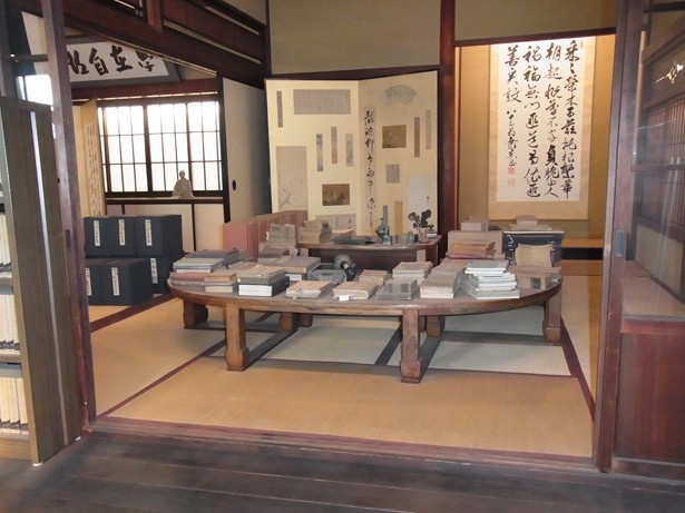 【写真を見る】復元された蘇峰の書斎。蔵書や愛用品などを展示