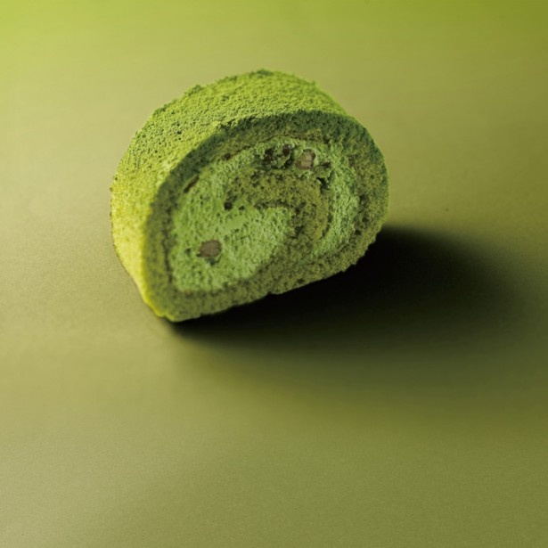 濃厚な抹茶と鹿の子豆がハーモニーを奏でる、定番ロールケーキ「とっても抹茶」(290円)