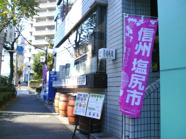 【写真を見る】都内の住宅街で開催される野菜市