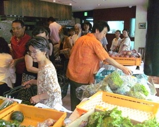 代々木の野菜市に長野塩尻の野菜と果物が集合
