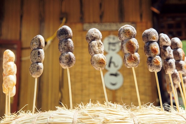 ごまどころ 権現茶屋の名物「金ごま＆黒ごまだんご」(310円)。店先の炭火で焼く、甘い醤油ダレをからめた団子は外せない一品