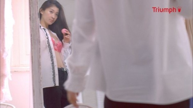 【写真を見る】ふと鏡に映った美しい胸元に見とれてしまう篠原涼子