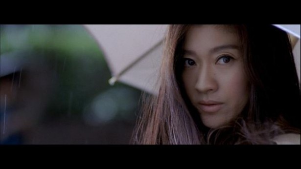 晴れを想定していたのに、まさかの大雨。 急遽設定を変えてトライしたという「映画のワンシーン」