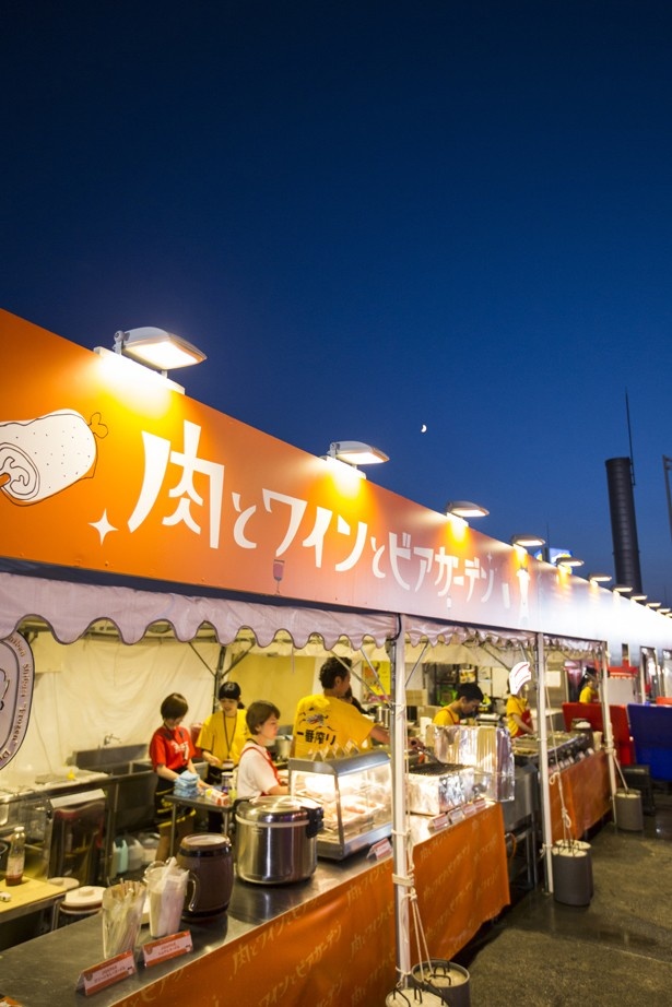元気いっぱいの調理スタッフが、気合いの入った料理を出してくれる