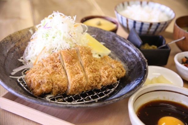 “身近で特別な食堂”がテーマのkawara KITCHEN(7F)。和定食、丼、うどんなどが味わえる