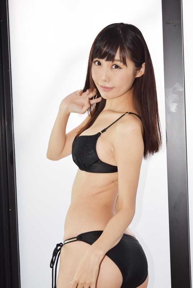 美しいヒップラインにも注目！