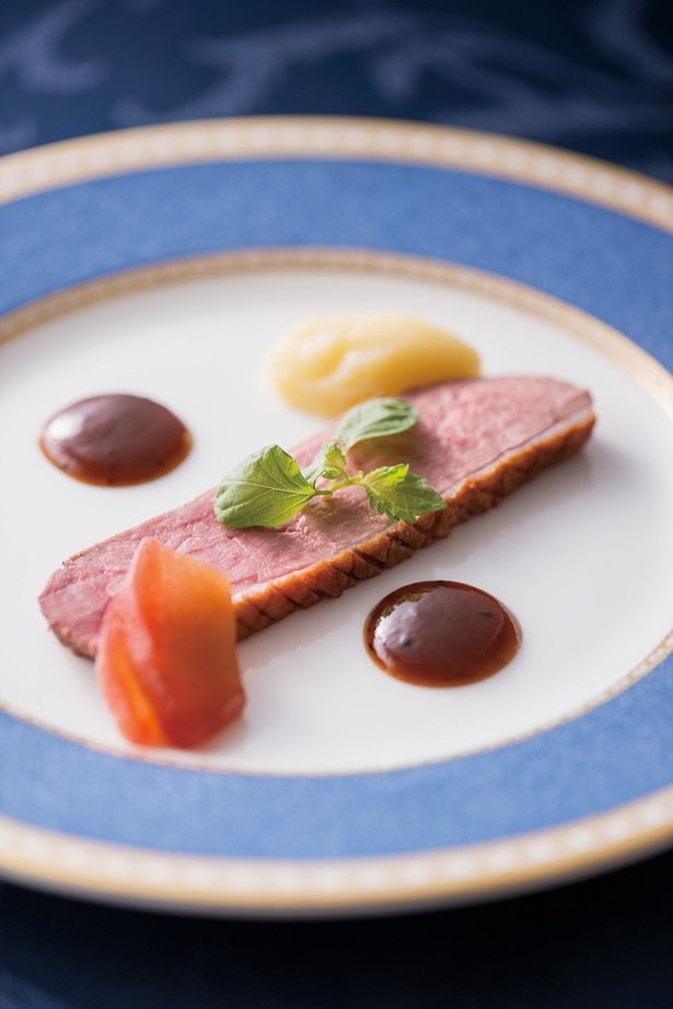 オリンピアの名物シェフが提供する「鴨胸肉のポワレと栗のアンサンブル トリュフソース」