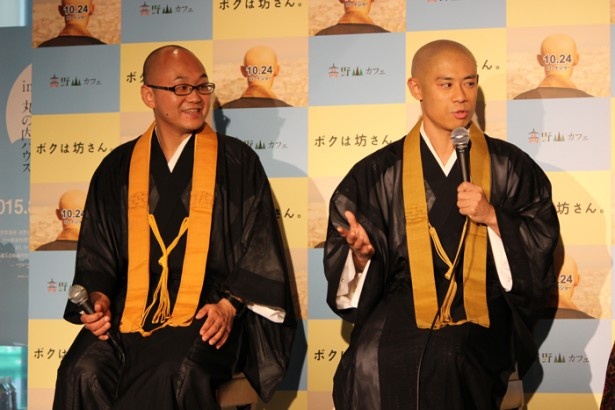 「背格好がほぼ同じで、(今日は)衣装も白川さん(写真左)のものを借りました」と話す伊藤