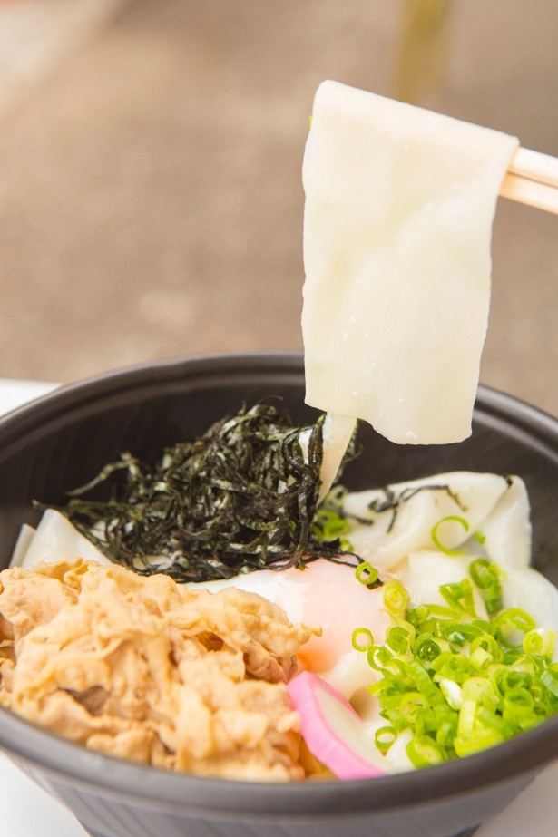 【写真を見る】幅約5cmの麺がインパクト大！2014年に完全優勝を成し遂げた、五代目 花山うどん(群馬県)の「鬼ひも川」(500円)