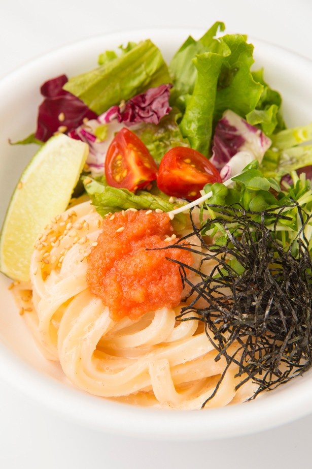 創作うどん あんぷく(東京都)の「サラダ明太子うどん」(700円)は、博多直送の明太子を使った、冷たいサラダ感覚のうどん