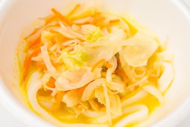 千吉(東京都)の「千吉カレーうどん」(500円)。30種類以上のスパイスが香るカレーソースに、カツオベースの白ダシと、牛乳をたっぷり入れている