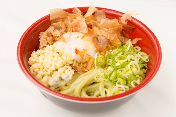 うどん工房麦屋 四万十製麺所(高知県)の「四万十川の青のりうどん」(600円)。四万十川の青のりを練りこんだ、琥珀色の麺が特徴