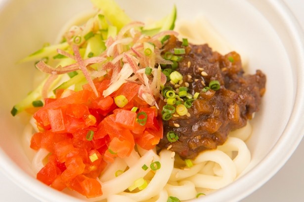 「丸光製麺×格之進」(岩手県一関市)が提供する、「門崎熟成肉のじゃじゃうどん」(700円)。岩手の3大麺の1つ「じゃじゃ麺」をベースにした一杯は、熟成黒毛和牛にこだわりあり！