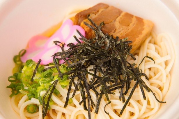 長崎県五島手延うどん振興協議会(長崎県)の「長崎角煮五島うどん」(600円)。手延べ製法にこだわった、ツルツルの細麺が自慢。国産角煮がトッピングされ、食べごたえも抜群