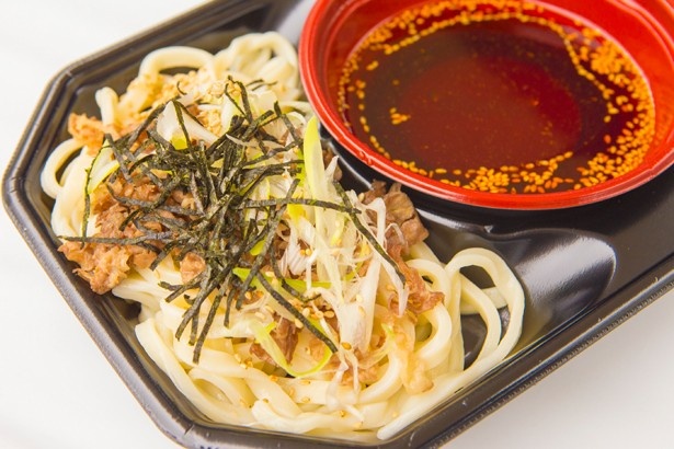 肉つけうどん うつけ(東京都)の「牛肉辛つけうどん」(500円)。モチモチでコシのある平打ち麺と、特性ラー油を加えたダシがクセになる味わい