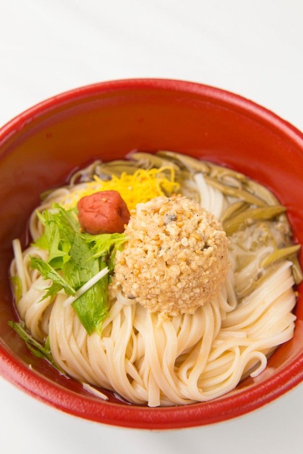 伝承の味処 無限堂(秋田県)の「比内地鶏の冷やし坦々うどん じゅんさい添え」(500円)。秋田に300年以上伝わる「稲庭うどん」に、名物を詰め込んだ贅沢な一杯