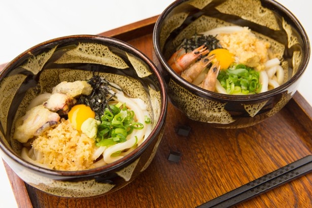 倉敷うどん ぶっかけ ふるいち(岡山県倉敷市)の「倉敷うどん ぶっかけ」(500円)。温と冷、2種類のうどんに、瀬戸内のタコ天とエビを合わせている