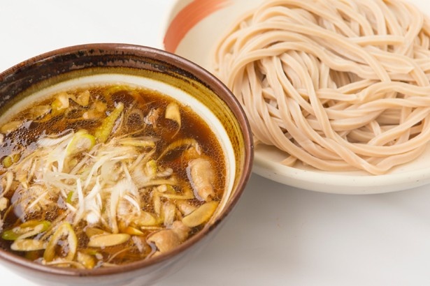 小平うどん(東京都小平市)の「肉汁うどん」(500円)は、コシのある極太麺と濃厚なツユが自慢