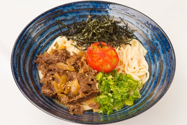 備中手延べうどん 味の民芸(東京都)が、2000食限定で用意する「アメーラトマトの冷やし肉すきうどん」(500円)。すき焼きタレで煮込んだ牛肉に、糖度10度以上のブランドトマトを合わせた