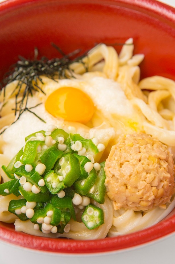 武蔵野うどん じんこ(東京都)の「夏のネバトロ 月見うどん」(500円)。コシのある手打ちねじれ麺に、トロロ、納豆、オクラ、うずらの卵をトッピング