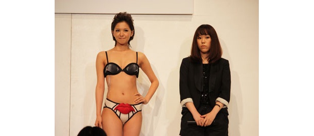 Under Skinを身にまとう2009トリンプ・イメージガール西内裕美さんと、デザインをした松尾みどりさん