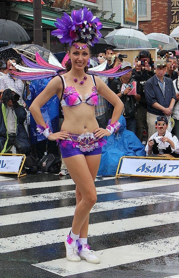 きらびやかな衣装を着て踊るダンサー