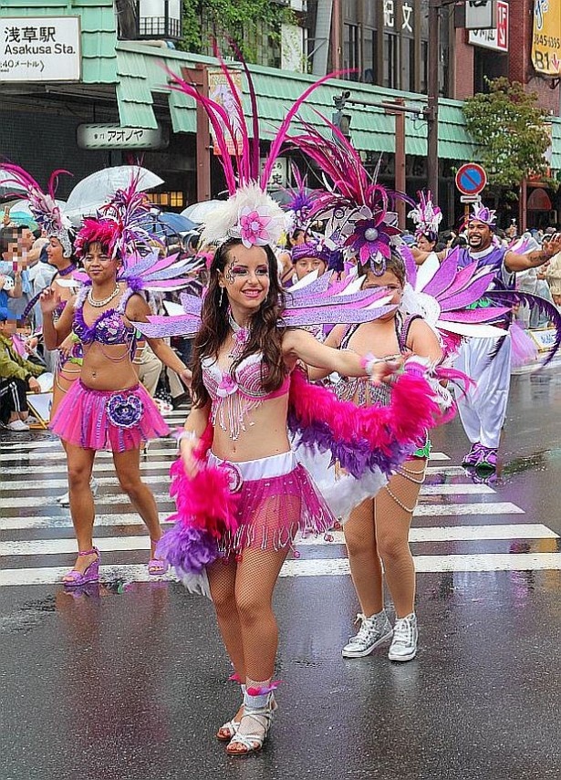 小雨の中、笑顔で踊るダンサーたち