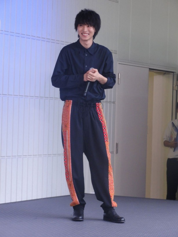 ラフな姿で登場の山崎さん