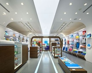 レトロモダンな旅行グッズ専門店が大阪新名所に登場